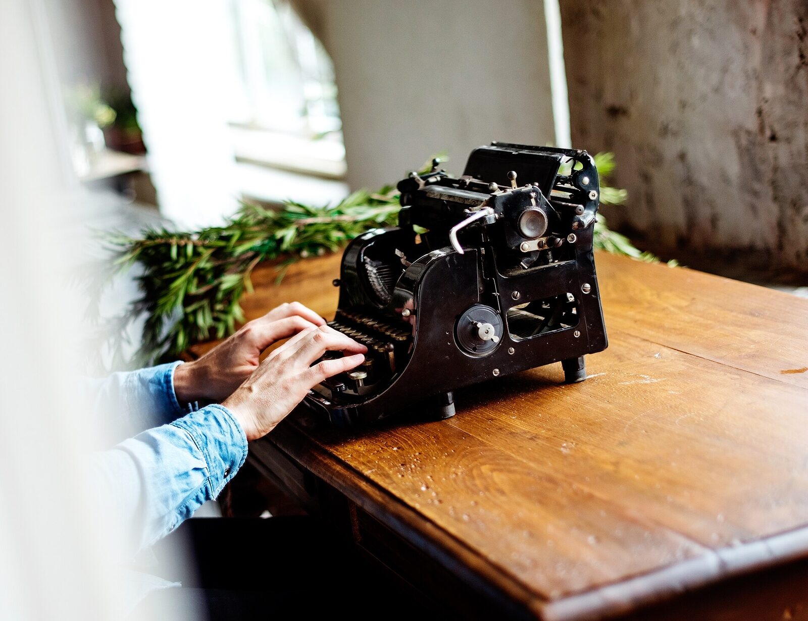 typewriter-hands